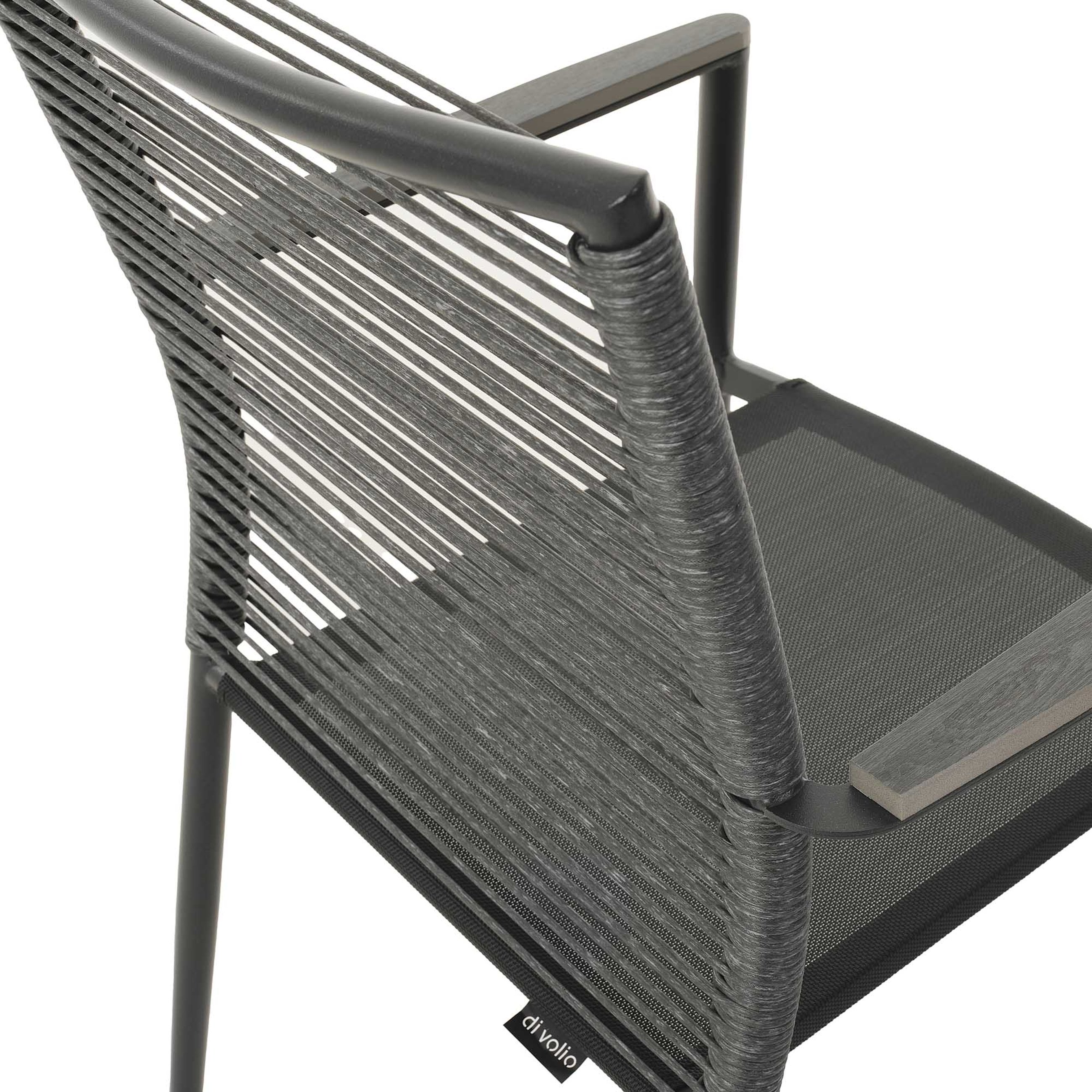 Oparcie krzesła Asti szarego zostało wykonane z trwałego technorattanu w kolorze ciemnoszarym