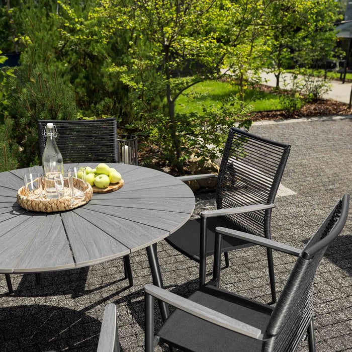 Hliníková konstrukce židle je velmi pevná a odolná vůči vlhkosti, korozi a vyblednutí vlivem UV paprsků. 