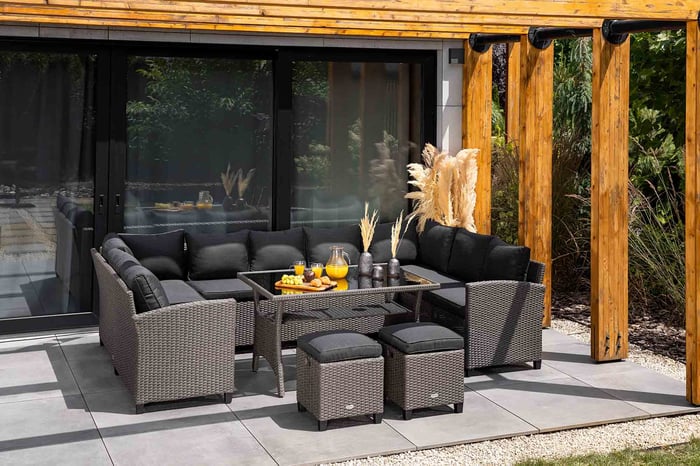 Der große Tisch eignet sich ideal für Partys und Treffen in einer größeren Gruppe.
