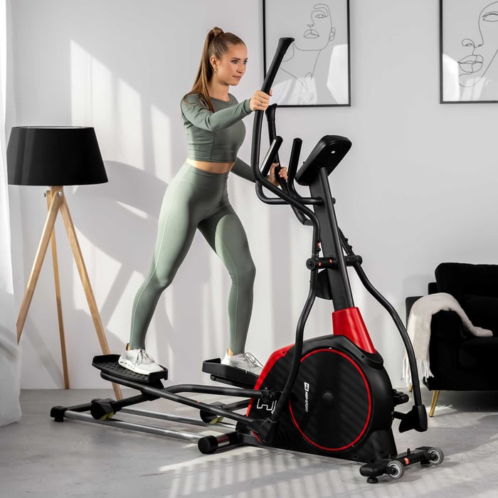 Vrouw traint op een elliptische trainer van Hop-Sport