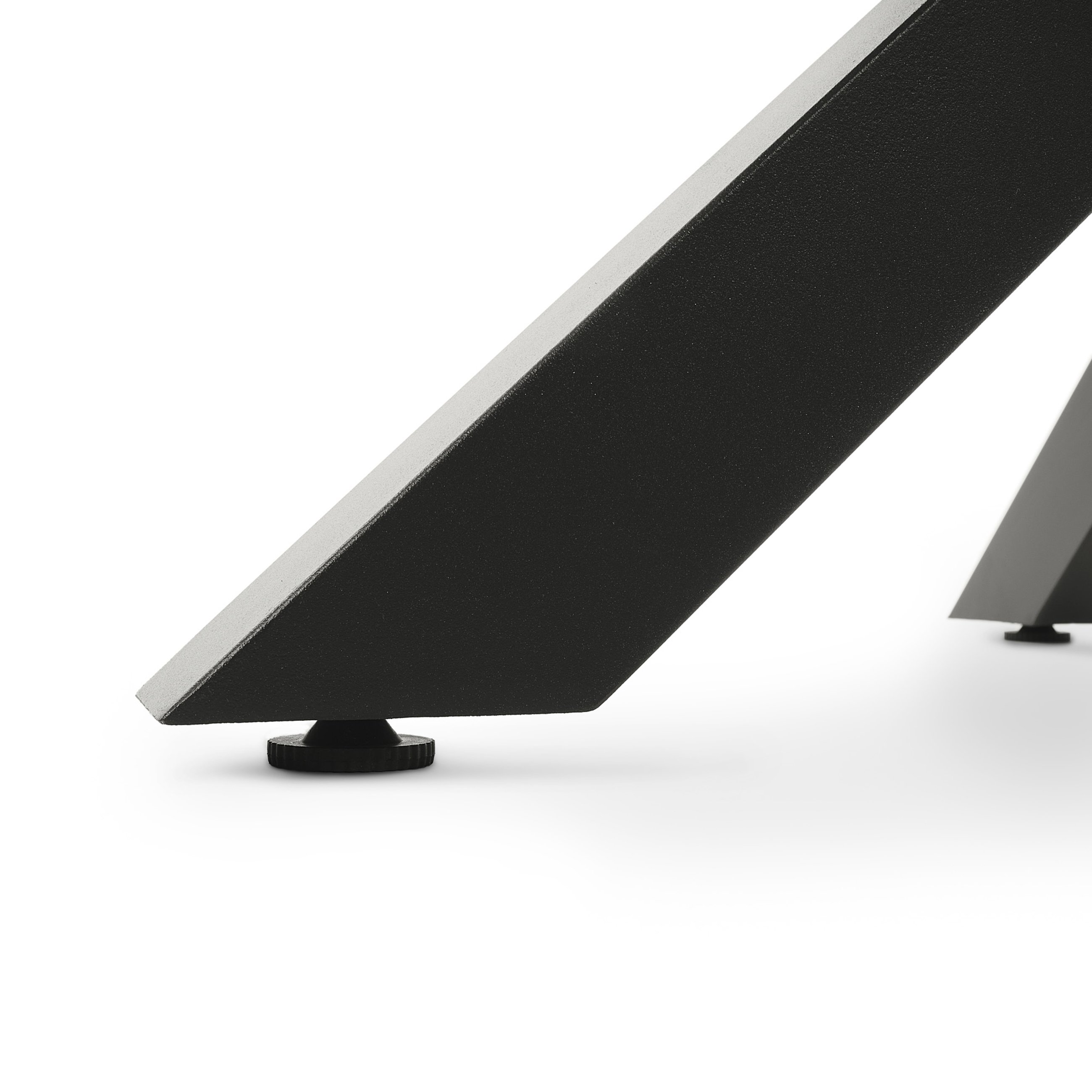 Nogi stołu Ravello wyposażone zostały w funkcjonalne stopki, umożliwiające drobną regulację jego wysokości