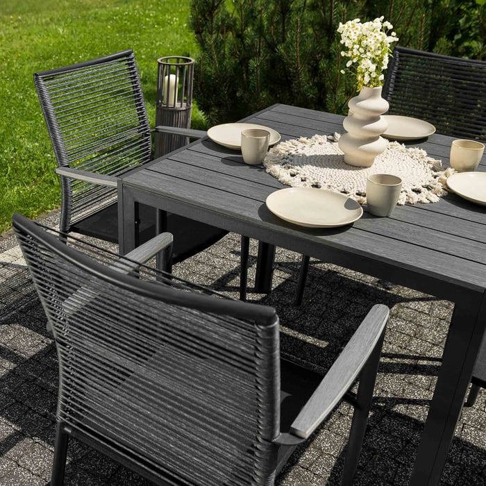 Opěradlo židle je vyrobeno z odolného technoratanu. 