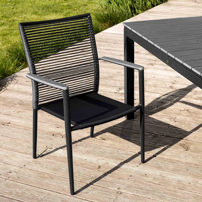 Sedátko židle vyrobené z moderní textilie Textilene zajišťuje pohodlí při sezení. 