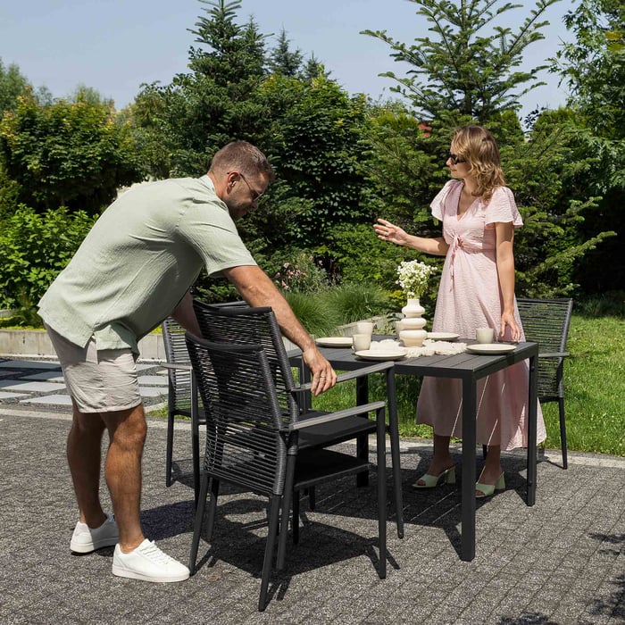 Židle jsou navrženy tak, aby jejich tvar umožňoval stohování, tedy položení jedné židle na druhou. 
