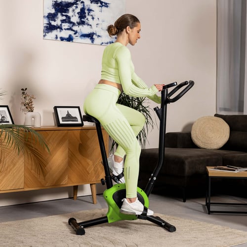 Eine Frau trainiert auf einem Fitnessbike Rio von Hop-Sport