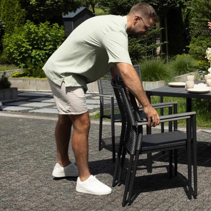 Stoličky sú navrhnuté tak, aby ich tvar umožňoval stohovanie, teda položenie jednej stoličky na druhú. 