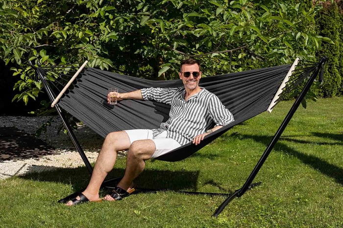 Hamak ogrodowy dwuosobowy ze stelażem Lecco grafitowy gwarantujący komfort i wygodę