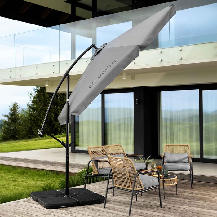 Hlavní část konstrukce slunečníku není umístěna centrálně, ale na straně. 