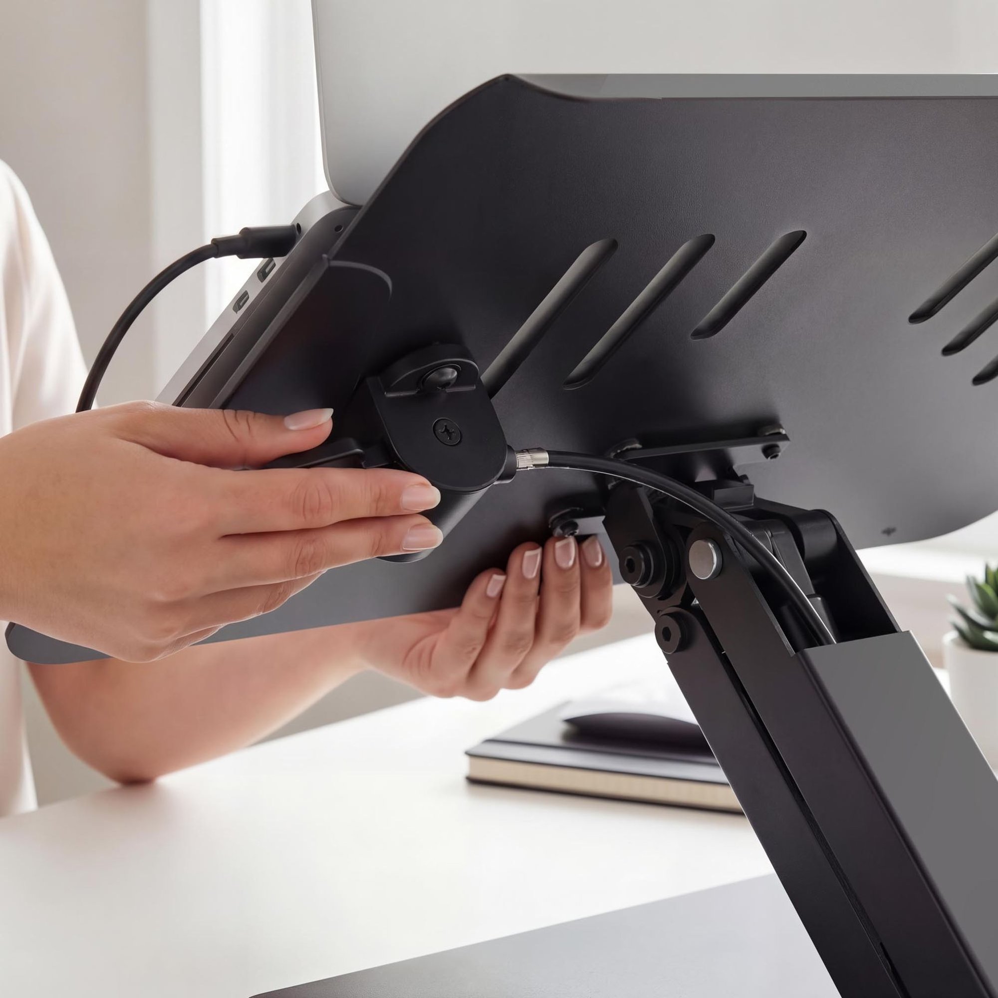 Podstawka pod laptop DV-193OLS czarna z regulacja wysokości i kąta.